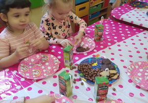 Dzieci biorą udział w słodkim poczęstunku